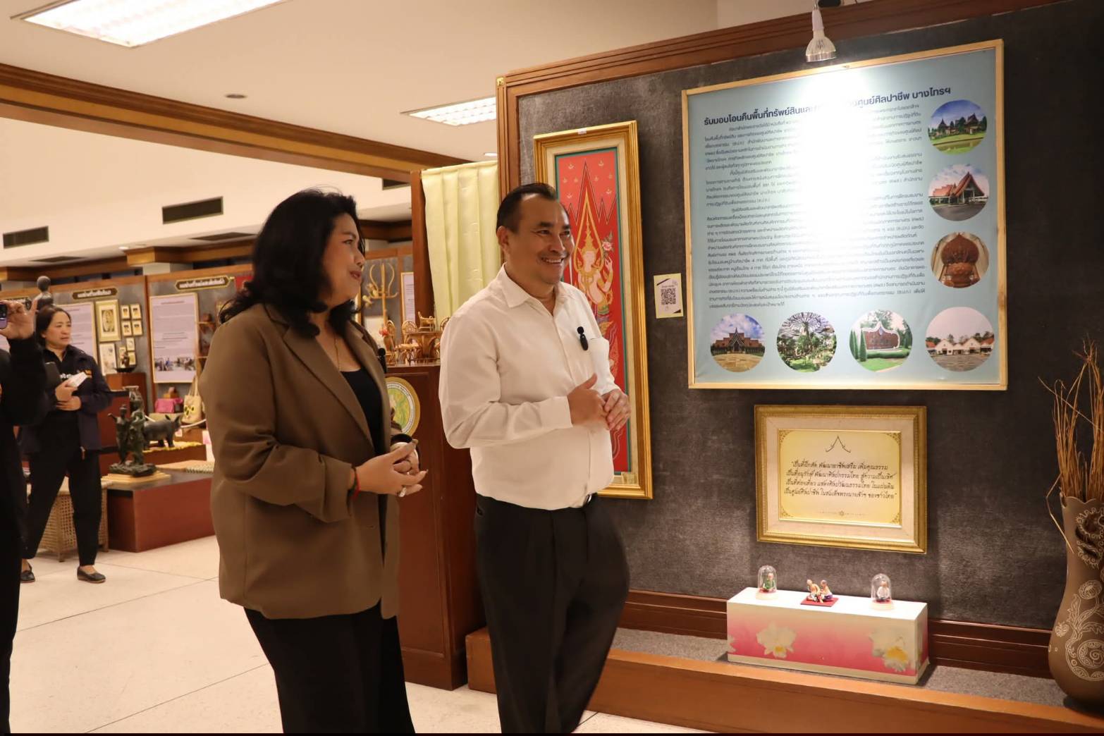 title - นายอำเภอบางไทร และคณะผู้บริหารท้องถิ่น ลงพื้นที่เยี่ยมชมสถานที่ภายใน ศูนย์ส่งเสริมและพัฒนาอาชีพเสริมนอกภาคการเกษตร (ศูนย์ศิลปาชีพบางไทรฯ (เดิม)) และแผนกฝึกอบรมทั้ง 12 แผนก